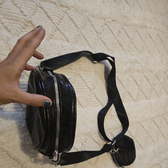 Black adjustable round bag with matching detachable coin purse. Wear many ways - Picture 4 of 10